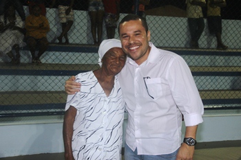 Prefeito Zenonzinho entrega quadra poliesportiva no Povoado de Anjos