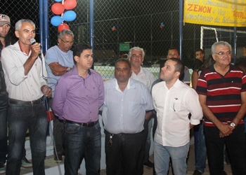 Prefeito Zenonzinho entrega quadra poliesportiva no Povoado de Anjos