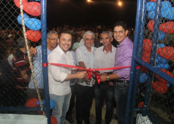 Prefeito Zenonzinho entrega quadra poliesportiva no Povoado de Anjos