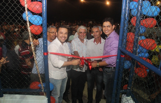 Prefeito Zenonzinho entrega quadra poliesportiva no Povoado de Anjos