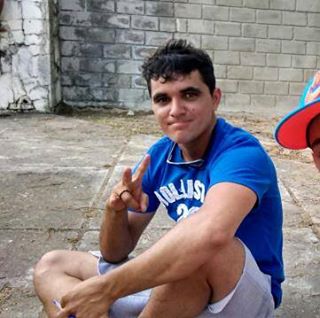 Jovem trabalha de mototaxi a cerca de um ano.