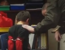 Vídeo mostra policial algemando menino de 8 anos nos EUA