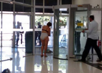 Empresária tira roupa ao ter entrada barrada em agência bancária