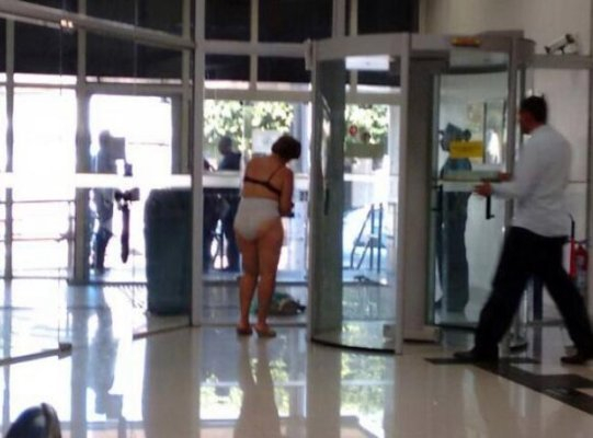 Empresária tira roupa ao ter entrada barrada em agência bancária