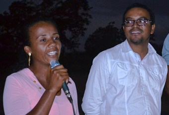 Núbia fala e recebe a atenção do secretário de Administração Jivaldo Oliveira.  