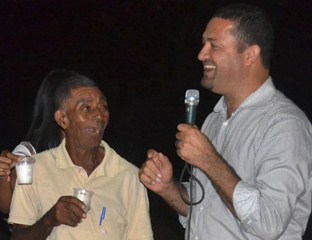 Osni Cardoso ao lado de moradores da comunidade.