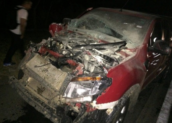 Carro do prefeito de Filadélfia bate em fundo de caminhão no estado de Goiás
