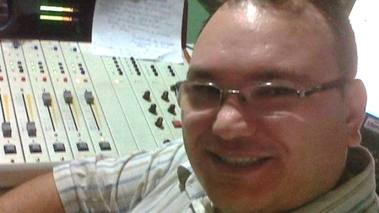 CE – Bandidos invadem estúdio e matam radialista durante programa ao vivo