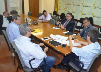 Deputado Alex da Piatã e prefeito Assis se reúnem com superintendente da Seinfra