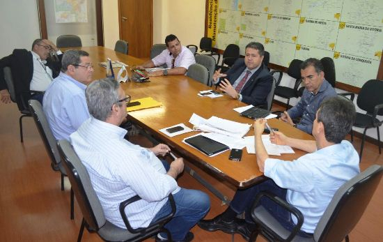 Deputado Alex da Piatã e prefeito Assis se reúnem com superintendente da Seinfra