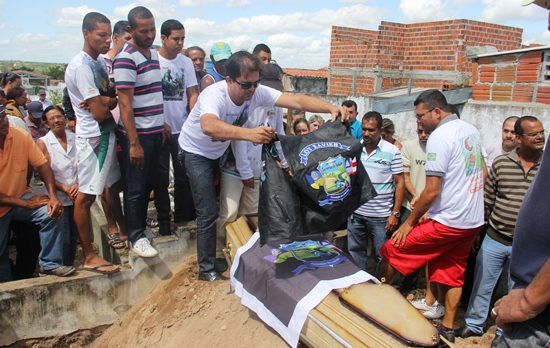 Retirolândia – Ao ‘ronco’ dos motores do Bactérias do Asfalto, corpo de Loy Xavier é sepultado