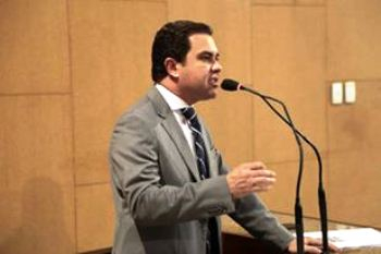 Deputado Tom Araújo protesta contra aumento da violência e faz apelo para que Estado reverta quadro