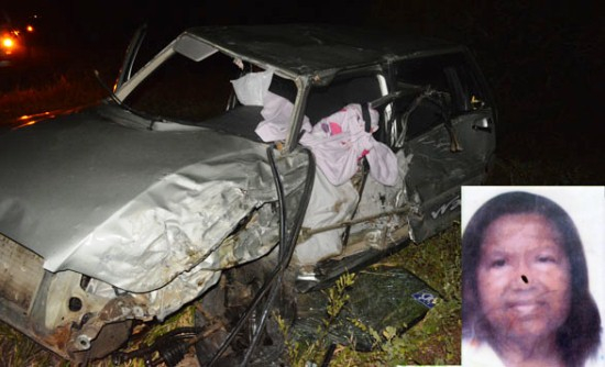 Acidente envolvendo dois carros e uma moto deixa uma mulher morta e três pessoas feridas na BA 120