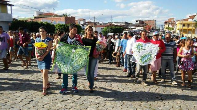 Comoção e revolta marcaram o sepultamento do mototaxista em Retirolândia