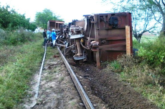 Dois vagões de um trem descarrila e tombam na cidade de Santaluz