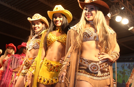 Débora ao centro. A sua direita a serrinhense e a direita a coiteense.