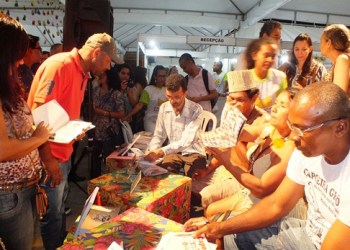 Sucesso na Feira do Livro de Feira de Santana o lançamento dos livros dos escritores Luiz Santana e Mestre Neião