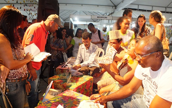 Sucesso na Feira do Livro de Feira de Santana o lançamento dos livros dos escritores Luiz Santana e Mestre Neião