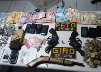 PM apreende armas e dinheiro com suspeitos de matar duas pessoas em Feira de Santana