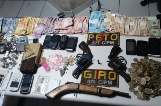 PM apreende armas e dinheiro com suspeitos de matar duas pessoas em Feira de Santana