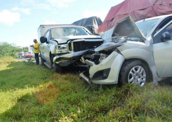 Lamarão: colisão envolvendo Fiesta e caminhonete deixa pelo menos seis feridos na BR 116