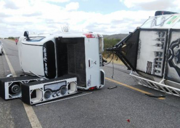Caminhonete com reboque de Alcione Paredão tomba na BR 349 próximo a Capela do Alto Alegre