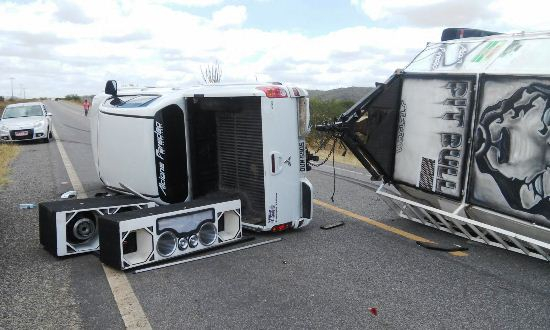 Caminhonete com reboque de Alcione Paredão tomba na BR 349 próximo a Capela do Alto Alegre