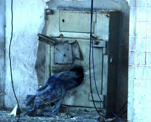 Bandidos explodem cofre de posto de combustível em Feira de Santana