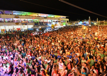 Sofrência de Pablo e Tayrone dominam primeira noite de shows da Vaquejada em Serrinha
