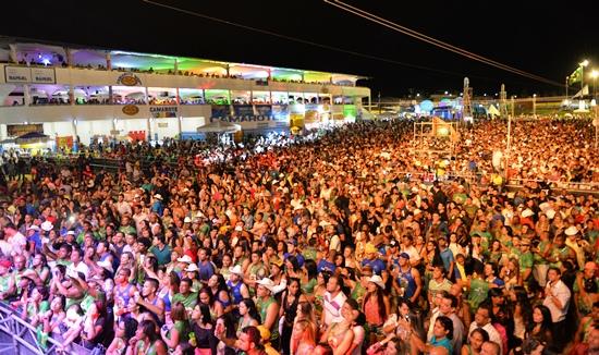 Sofrência de Pablo e Tayrone dominam primeira noite de shows da Vaquejada em Serrinha