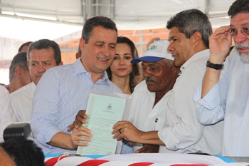 Agricultor recebe título de terra das mãos do governador Rui Costa e do secretário de Desenvolvimento Rural - SDR Jeronimo Rodrigues