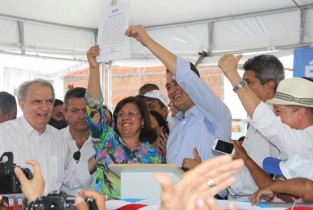 Prefeita Tânia Matos festeja a assinatura da ordem de serviço para novas cisternas.  