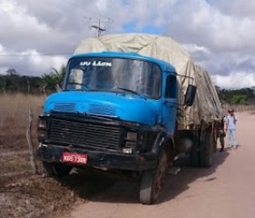 Após caminhão colidir com cerca, homem morre ao ser arremessado para fora do veículo