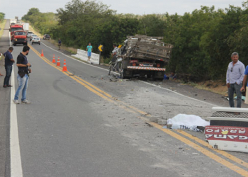 Acidente envolvendo dois caminhões e uma motocicleta deixa duas vítimas fatais na BR 324