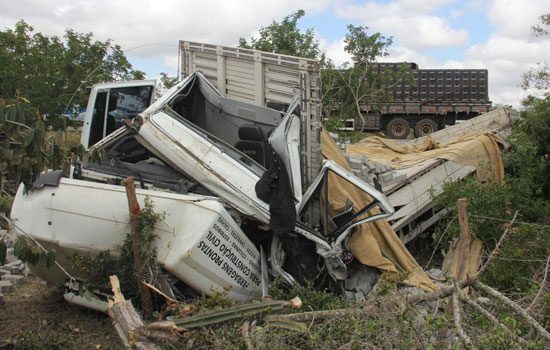 Acidente envolvendo dois caminhões e uma motocicleta deixa duas vítimas fatais na BR 324