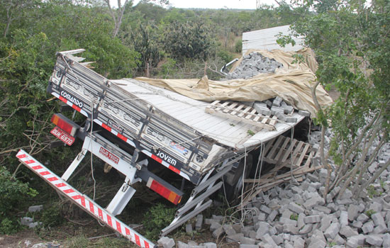 Acidente envolvendo dois caminhões e uma motocicleta deixa duas vítimas fatais na BR 324