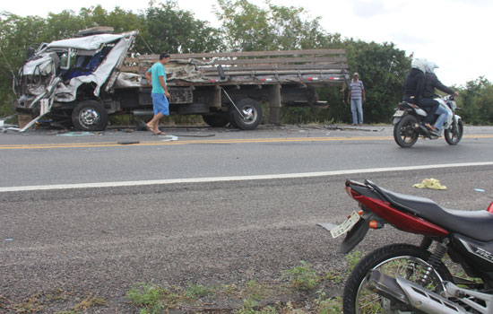 Acidente envolvendo dois caminhões e uma motocicleta deixa duas vítimas fatais na BR 324