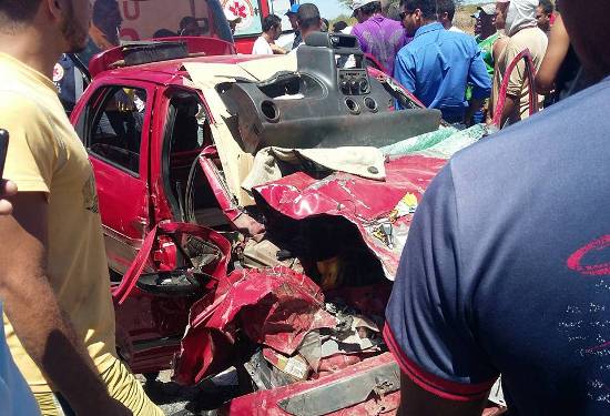 Assaltantes roubam mercado, levam carro e na fuga se envolvem em acidente na BA-052. Um morreu