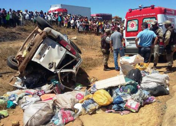 Assaltantes roubam mercado, levam carro e na fuga se envolvem em acidente na BA-052. Um morreu