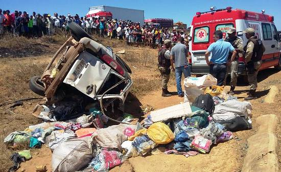 Assaltantes roubam mercado, levam carro e na fuga se envolvem em acidente na BA-052. Um morreu