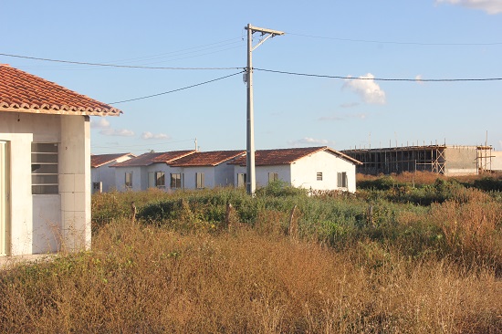 A rede de alta tensão já está no conjunto habitacional, mas falta de rede de baixa tensão para as casas.