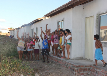 Cansadas de esperar, dezenas de famílias invadem casas populares em São Domingos