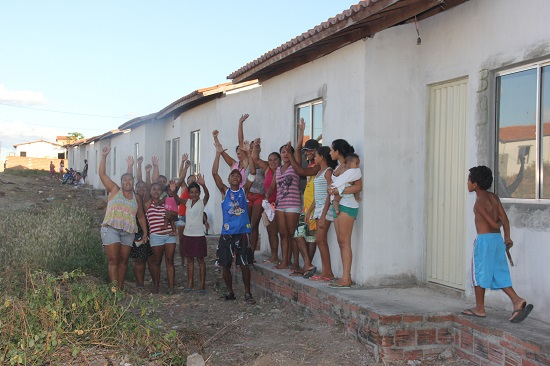 Cansadas de esperar, dezenas de famílias invadem casas populares em São Domingos