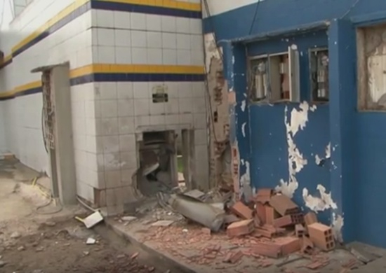 Grupo explode cofre e faz refém em posto de combustíveis na BR-324