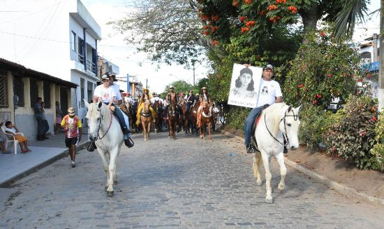 Vardinho Serra conduz a foto da sua mãe Maria do Carmo.