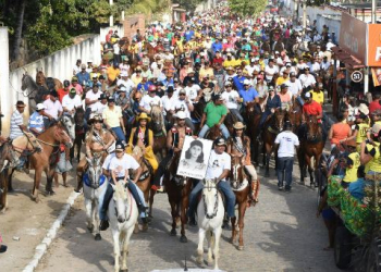 Vaquejada em Serrinha 2015 é aberta com cavalgada pelas ruas da cidade