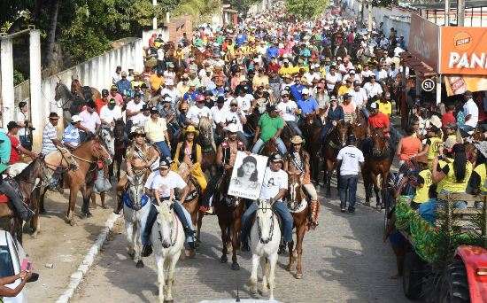Vaquejada em Serrinha 2015 é aberta com cavalgada pelas ruas da cidade
