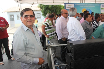 Chico compartilhando informações fotos.