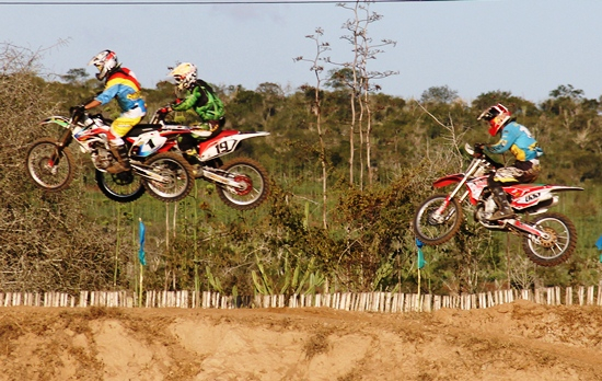Coité – Grandes pilotos proporcionaram verdadeiro espetáculo na Copa Sisal de Motocross no Povoado de Goiabeira
