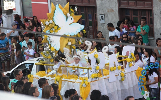Carro alegórico sempre embelezou os desfiles do Menino Jesus.